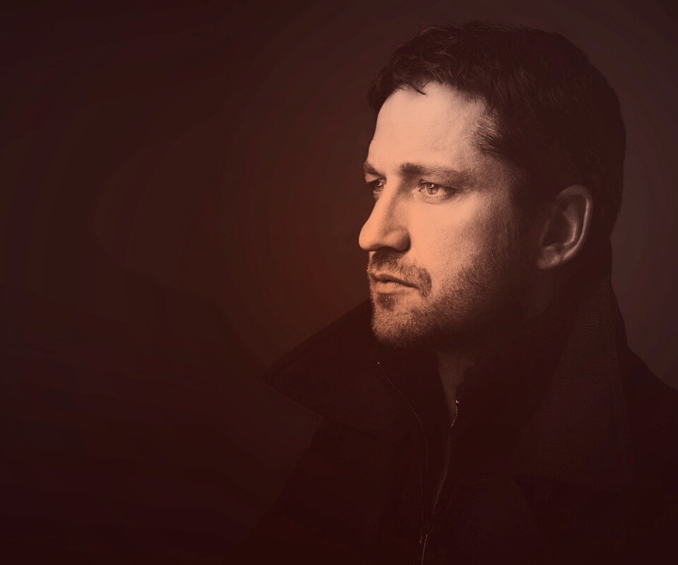 Джерард Батлер на темном фоне обои