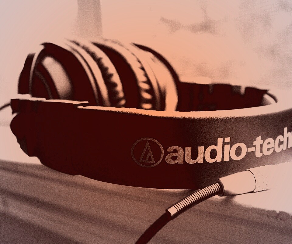 Наушники на подоконнике обои