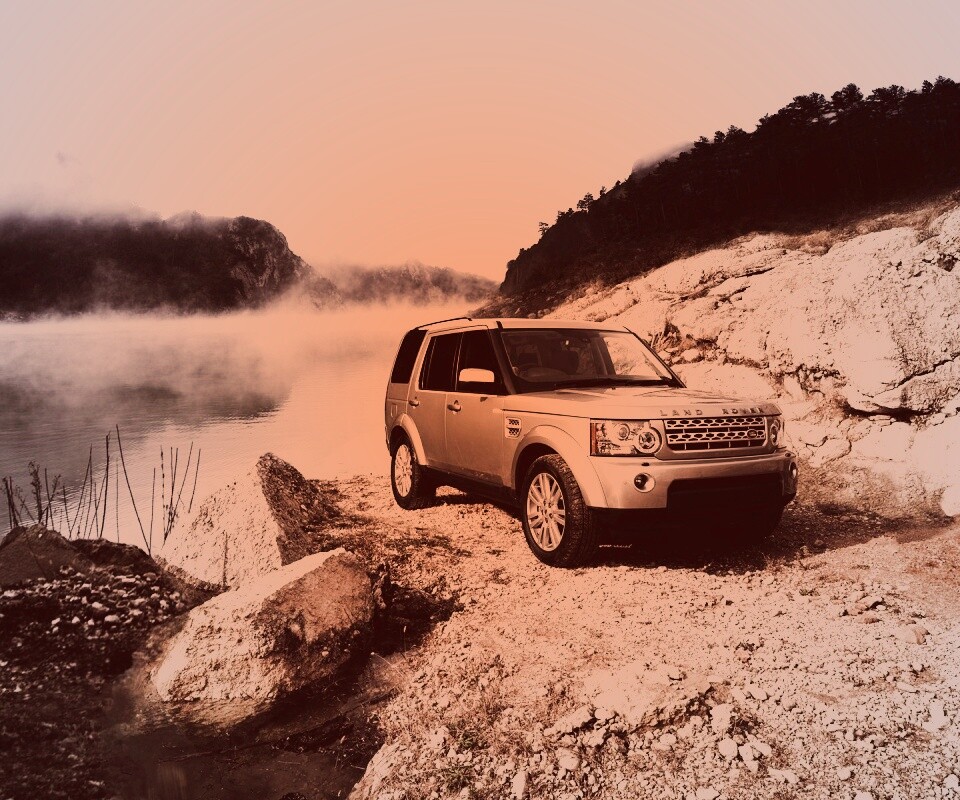 Range rover в горах у реки обои