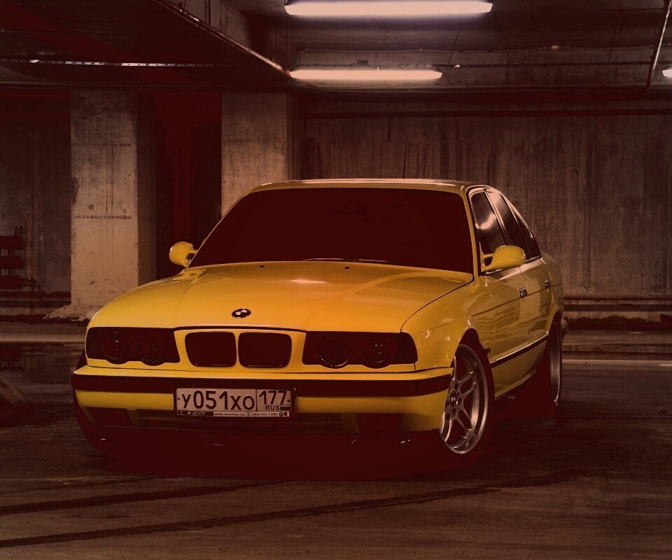 BMW M5 на стоянке обои