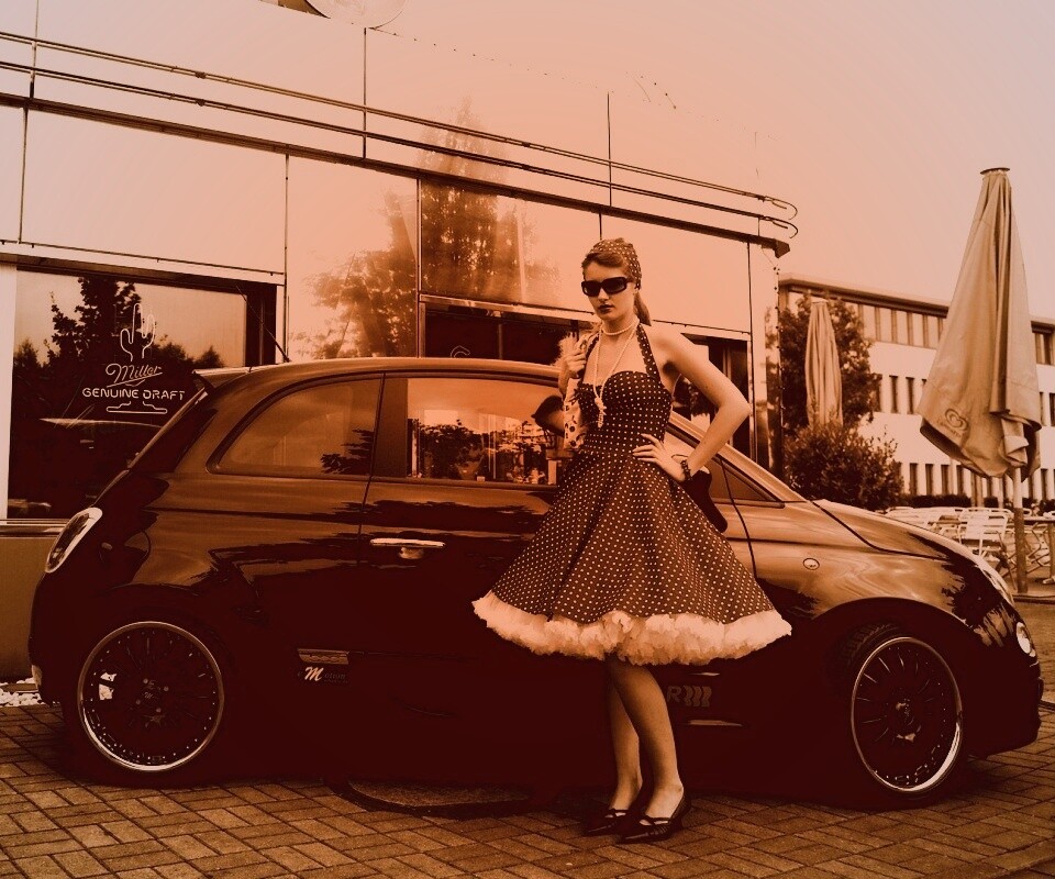 Fiat 500 и девушка обои