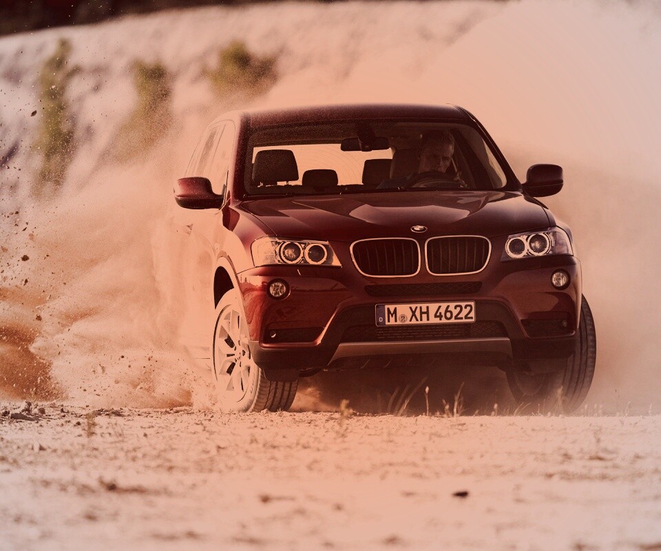 Кроссовер BMW в заносе обои