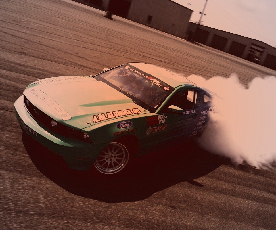 Мустанг дрифтует обои