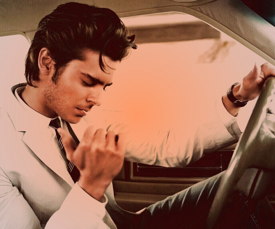 Мужчина прикуривает в машине обои