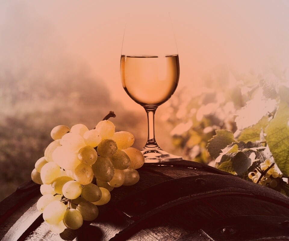 Винная бочка и бокал с белым вином обои