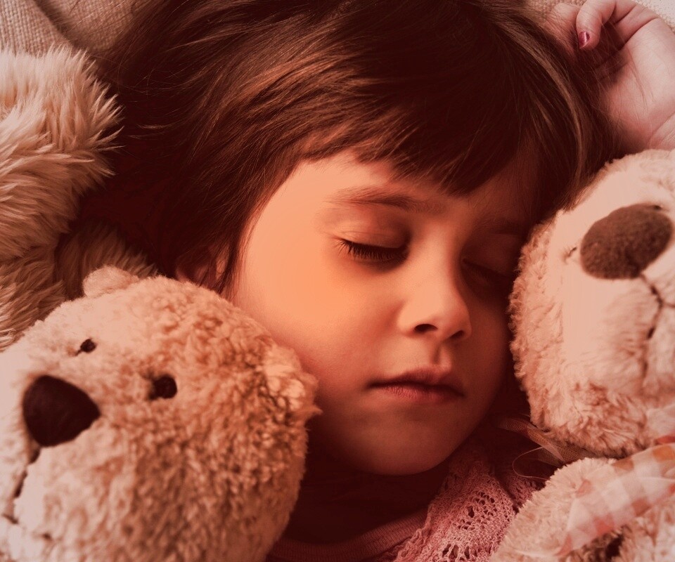 Девочка спит с мишками в обнимку обои