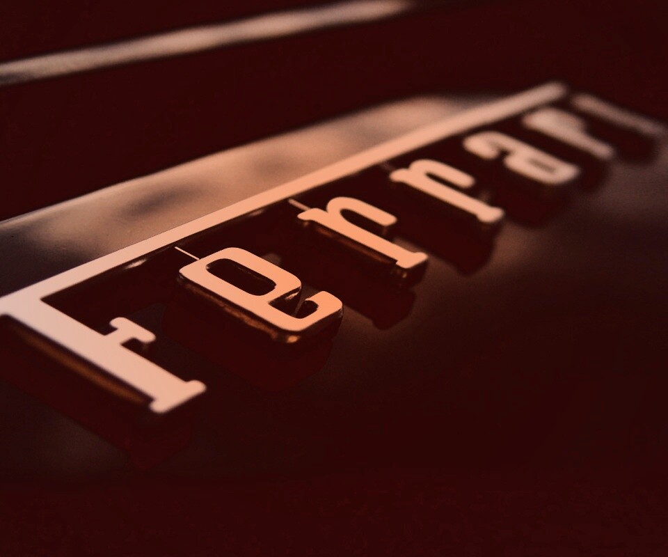 Хромированный логотип Ferrari обои