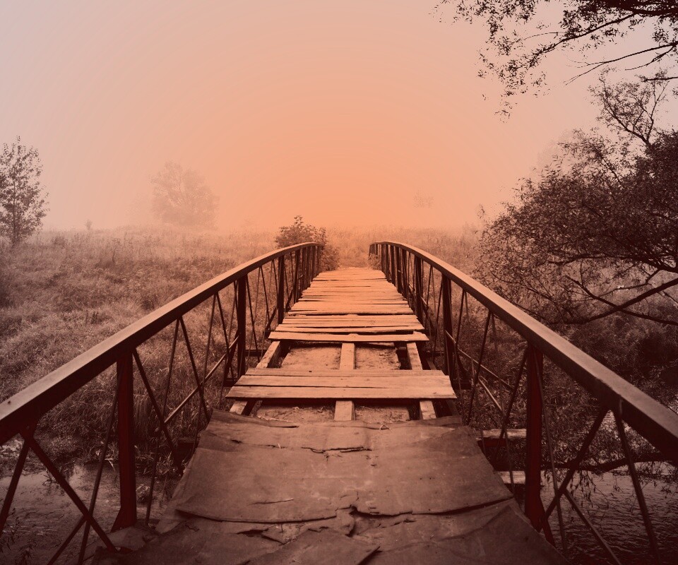 Старый мост на черно-белом фото обои