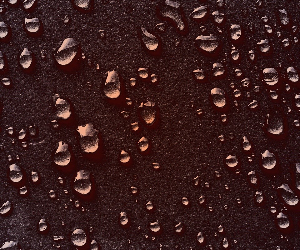 Капли воды на темной поверхности обои