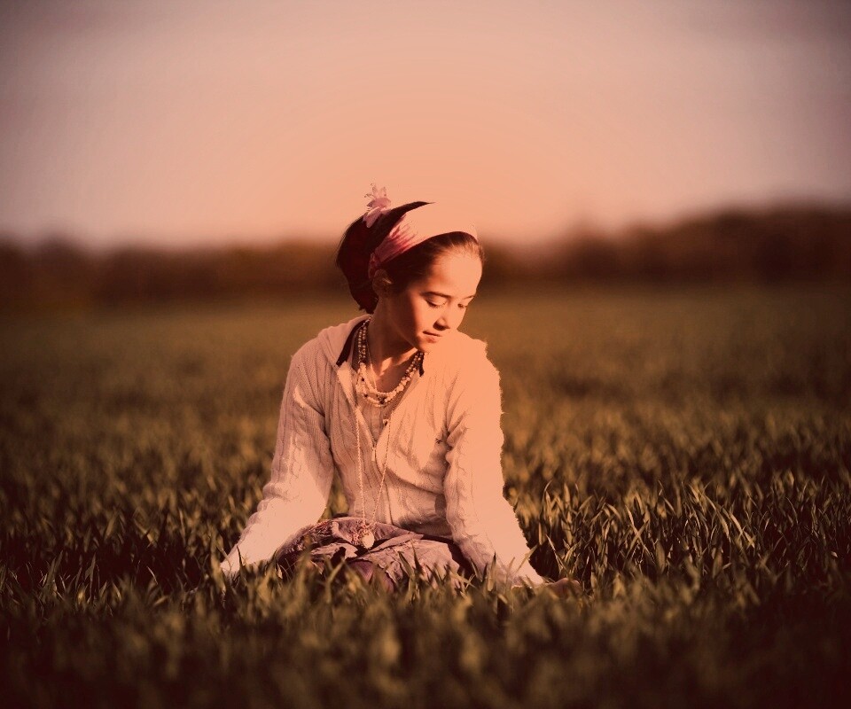 Девочка на траве обои