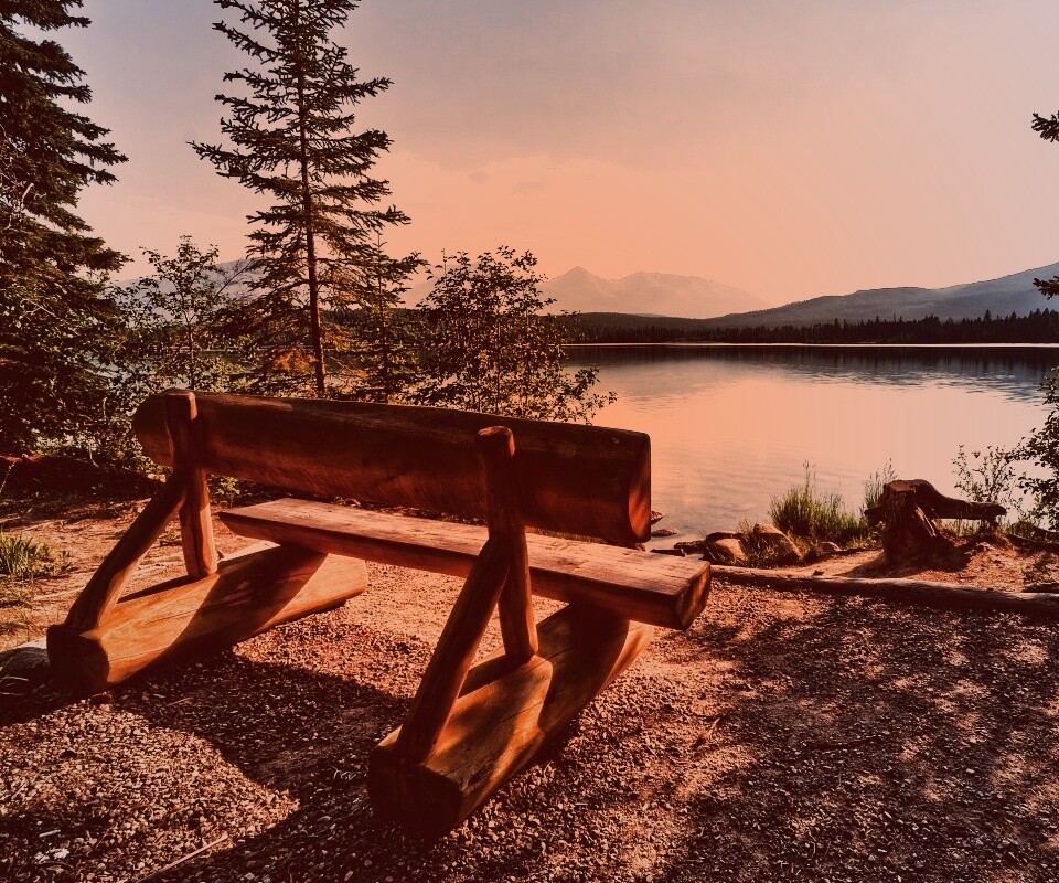 Деревянная скамья на берегу озера обои