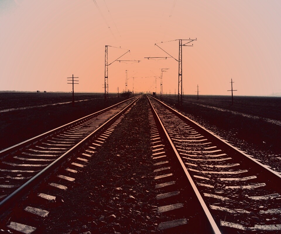 Железная дорога уходит вдаль обои