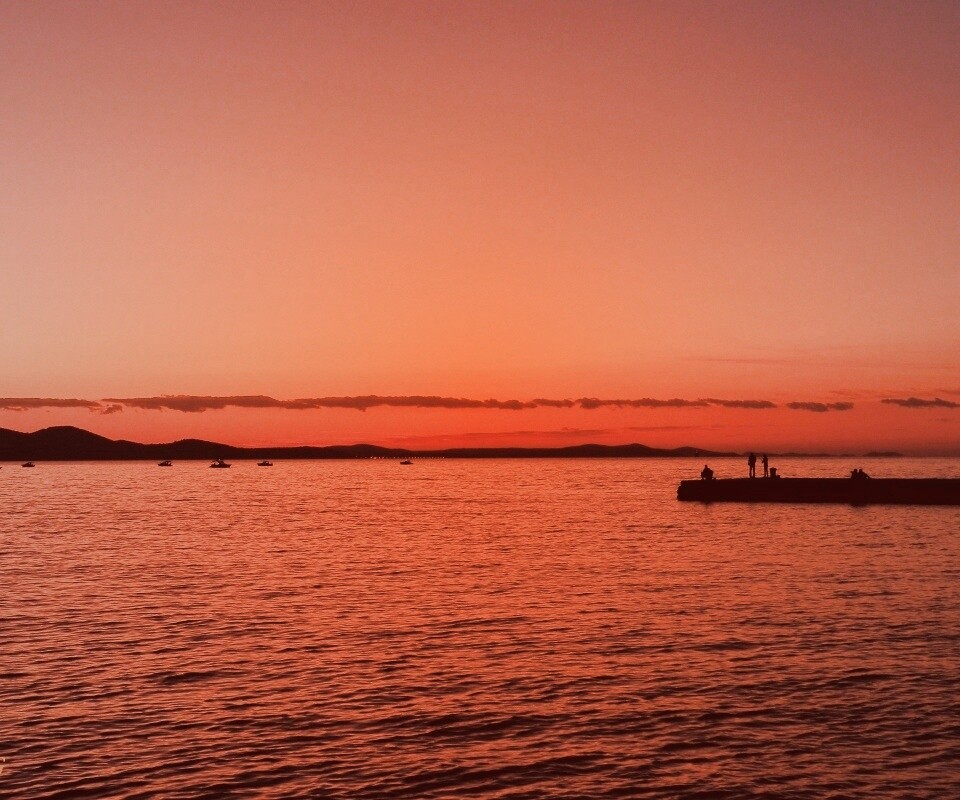 Одинокая пристань на озере обои