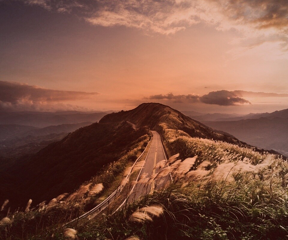 Дорога вдоль вершины холма обои