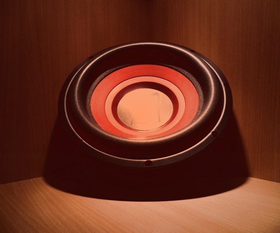 Сабвуфер в углу обои