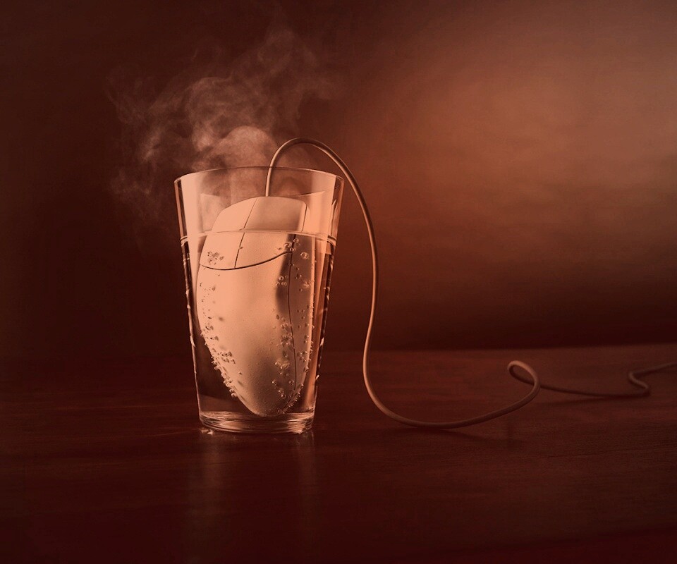 Дымящаяся мышка в стакане воды обои
