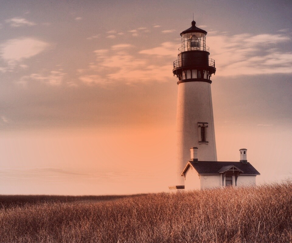 Маяк в поле обои