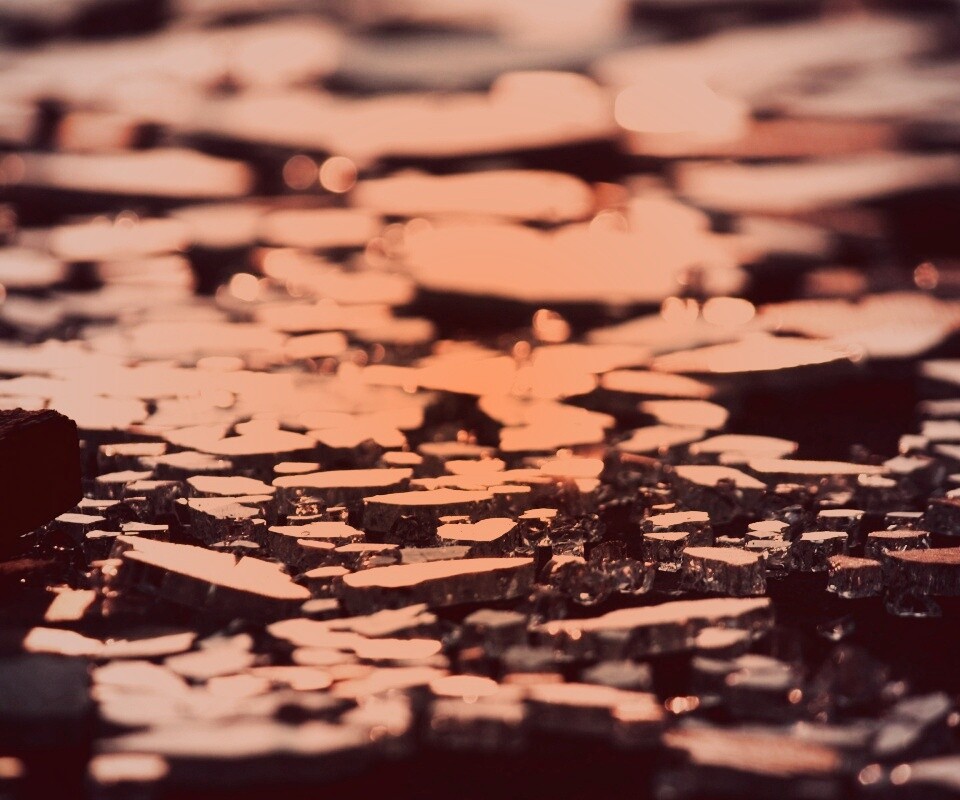 Битое стекло в лучах солнца обои