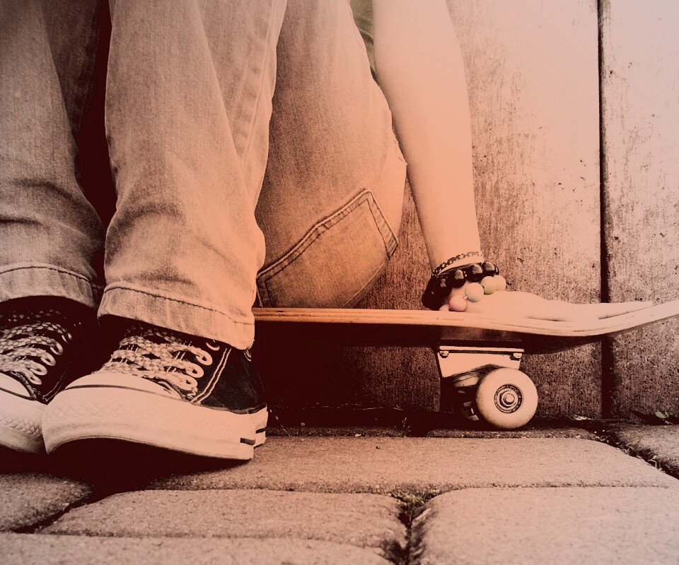 Девушка сидящая на скейте обои