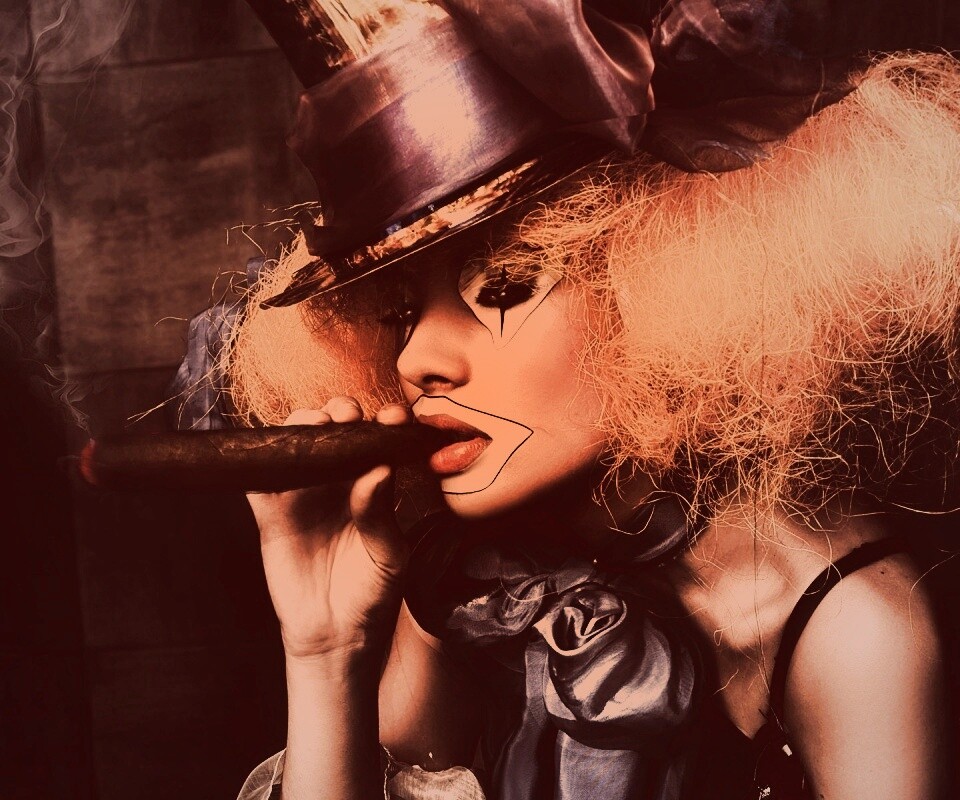 Девушка клоун курит сигару обои