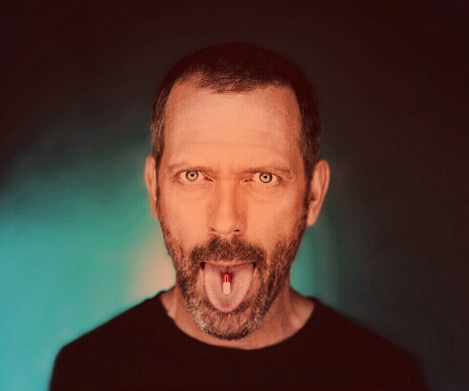 Доктор Хаус с таблеткой на языке обои