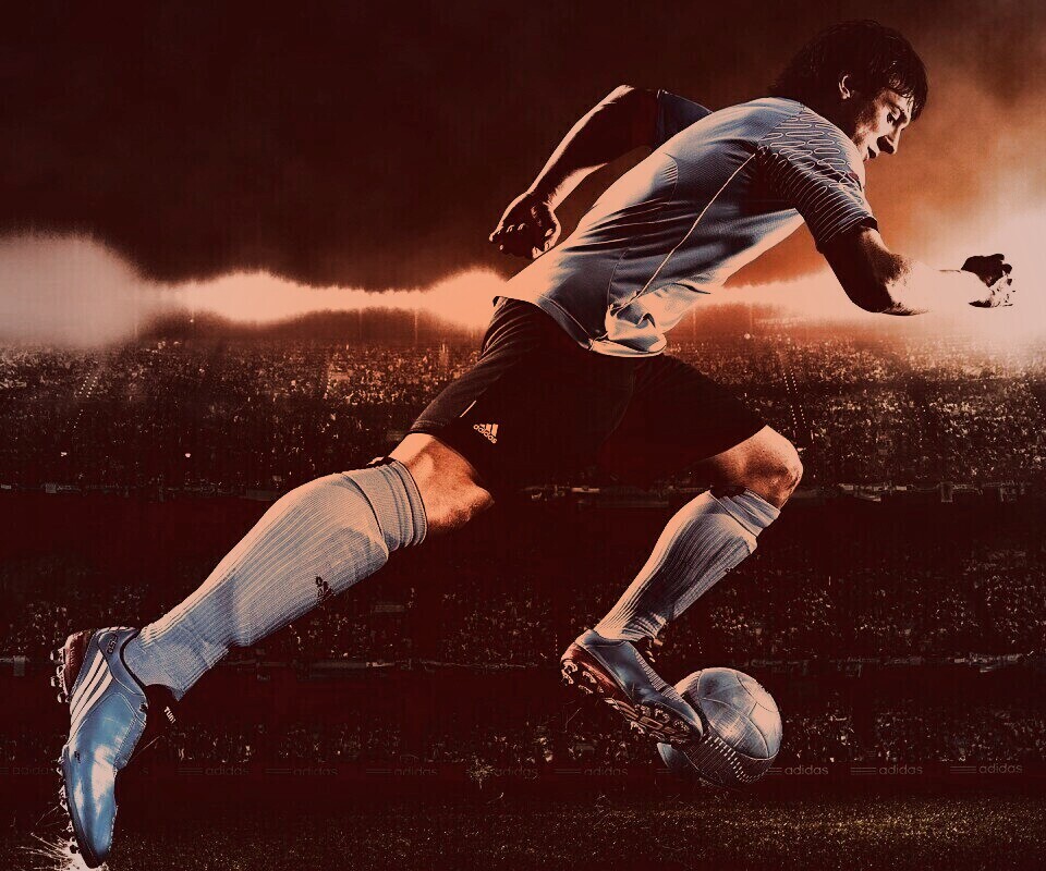 Футболист с мячом обои
