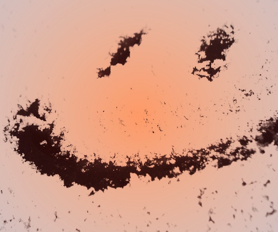 Смайлик на заснеженном стекле обои