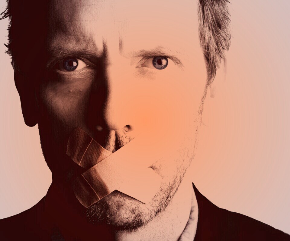 Хаус с пластырем на рту обои