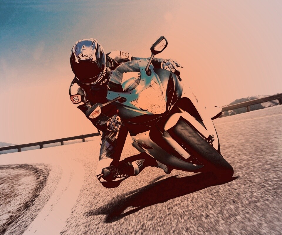 Мотоциклист на повороте обои