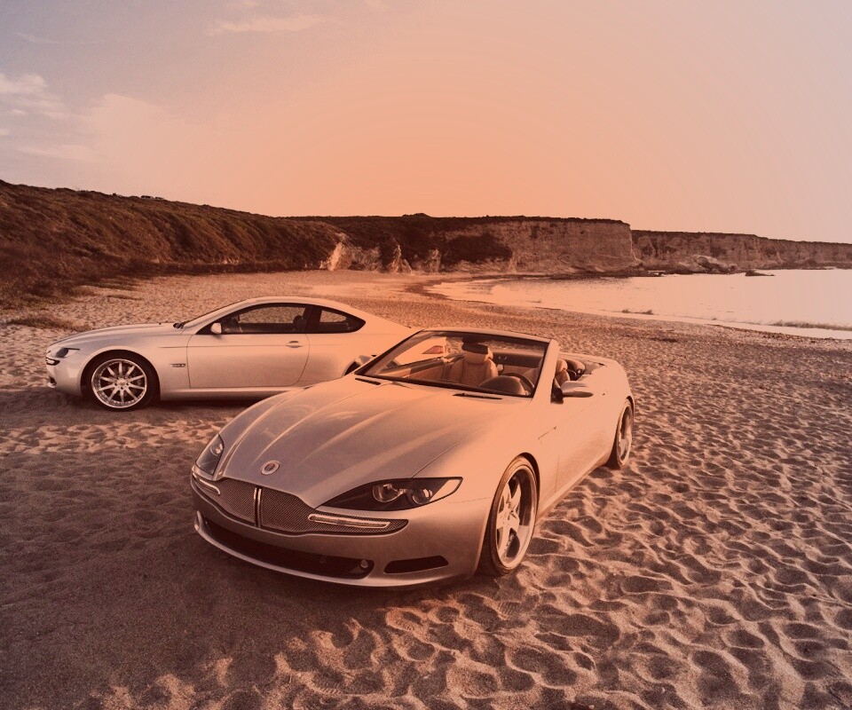 Два спорткара на берегу моря обои