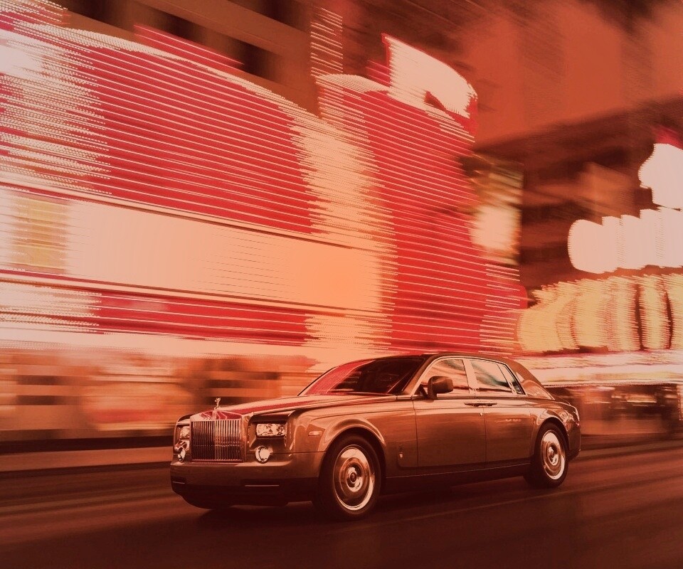 Rolls-Royce Phantom едет через город обои