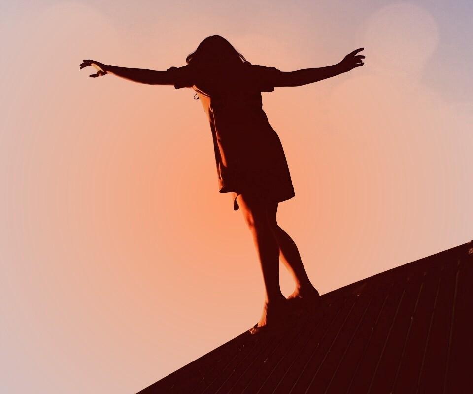 Девушка на крутой крыше обои