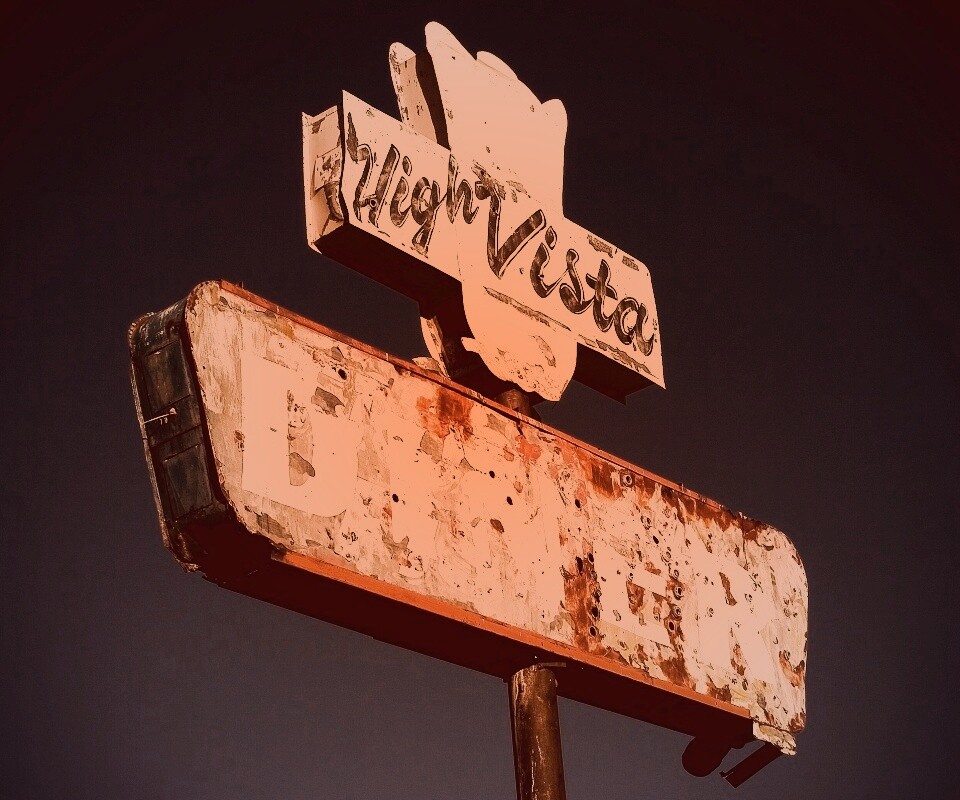 Вывеска заброшенного ресторанчика обои