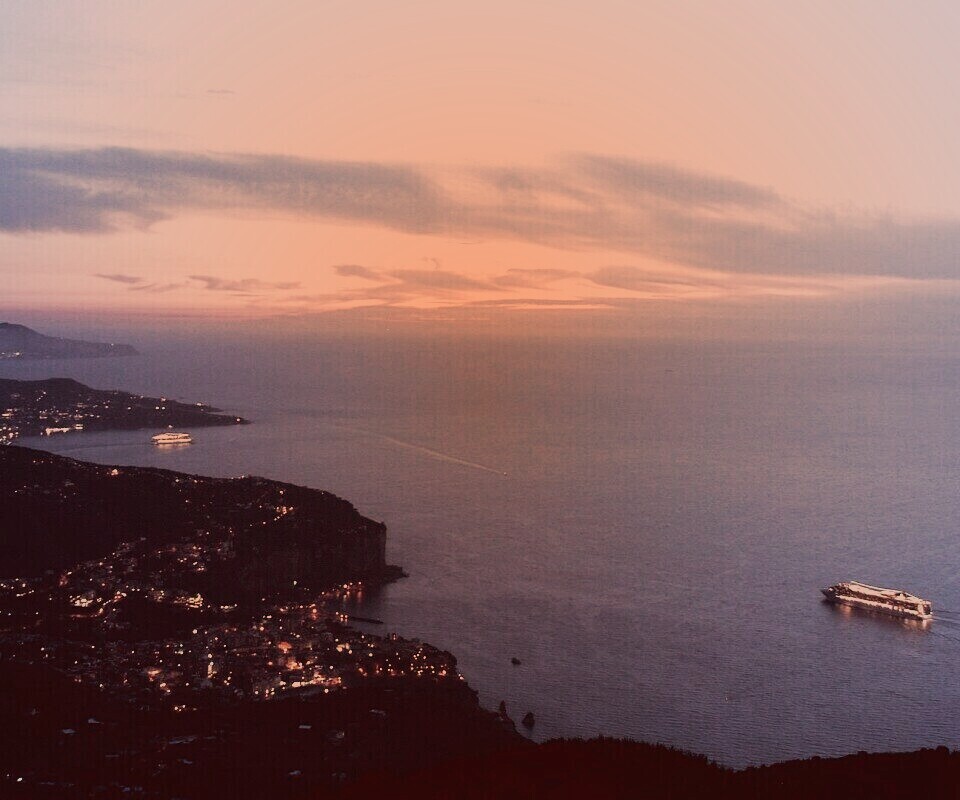 Городок у моря обои