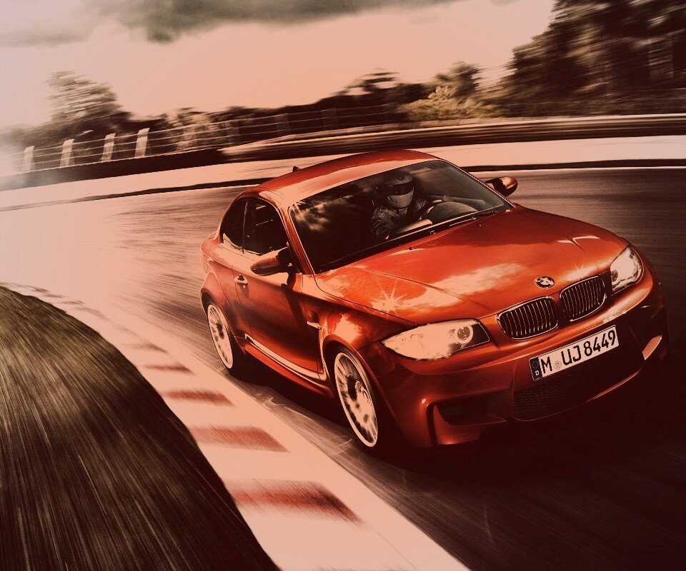 Гонщик за рулем BMW M1 обои