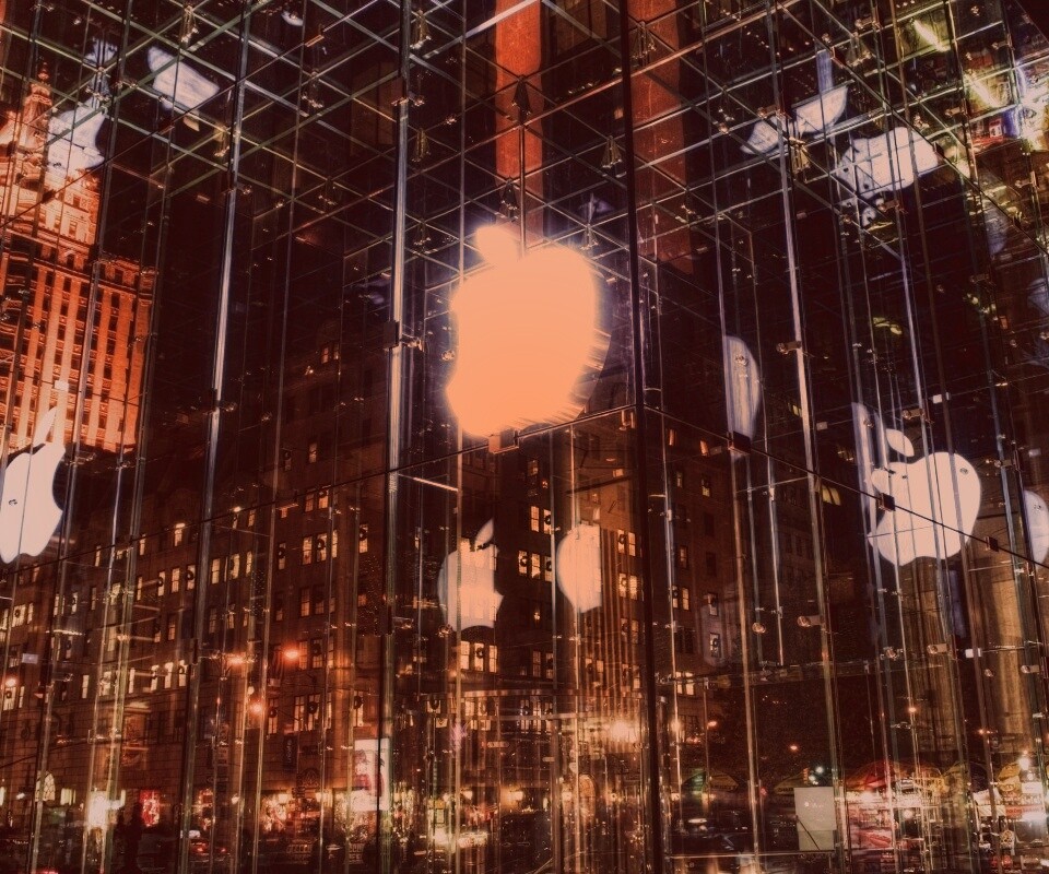 Отражение логотипа Apple в стеклянном здании обои