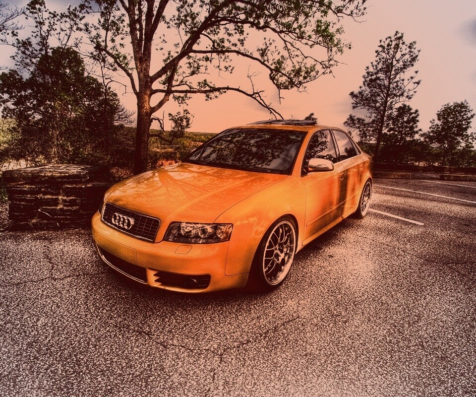 Желтый Ауди на дороге обои