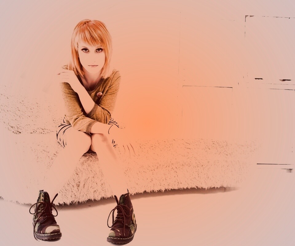 Рыжая в комнате обои