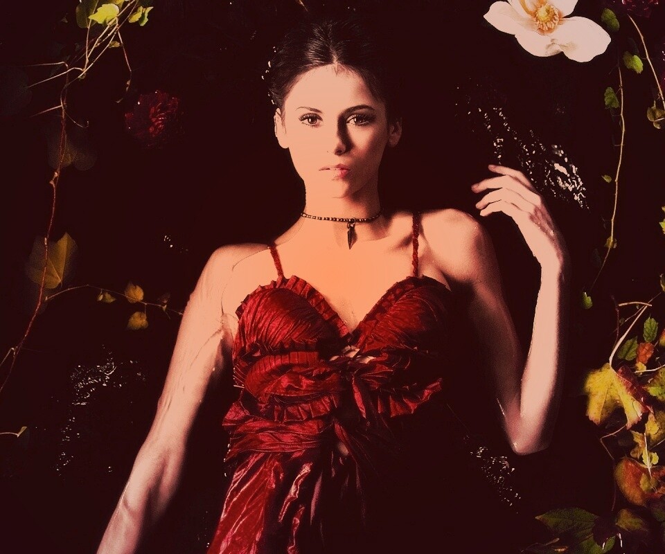 Женщина в красном платье обои