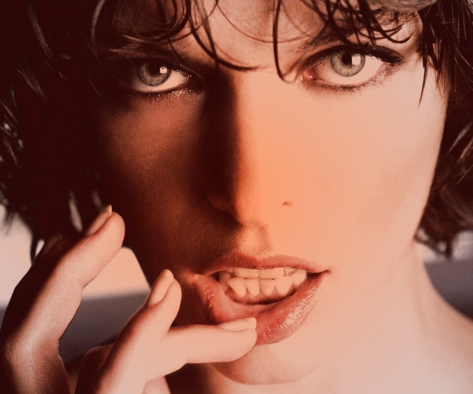 Мила Йововчи крупным планом обои