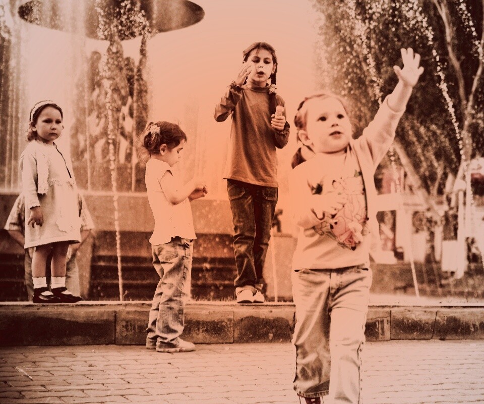 Дети у фонтана обои