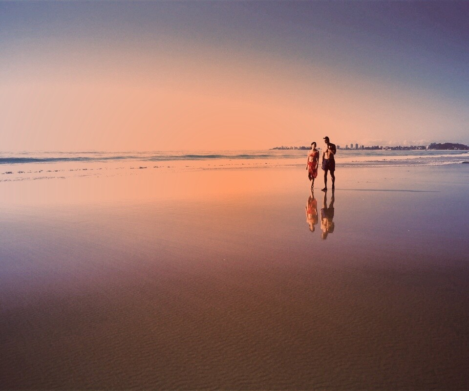 Прогулка у моря обои