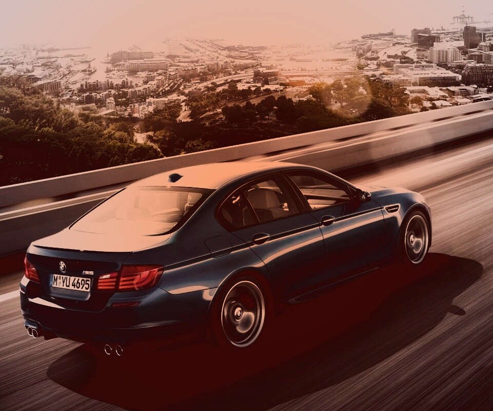 BMW F10 M5 на скоростной автостраде обои