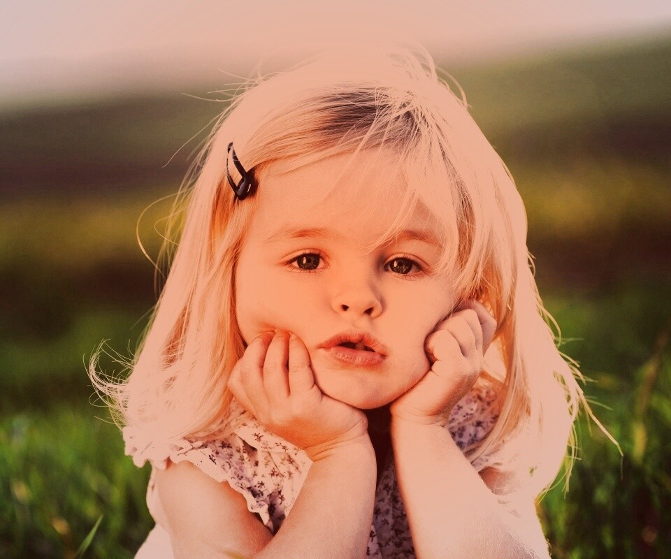 Малышка грустит обои