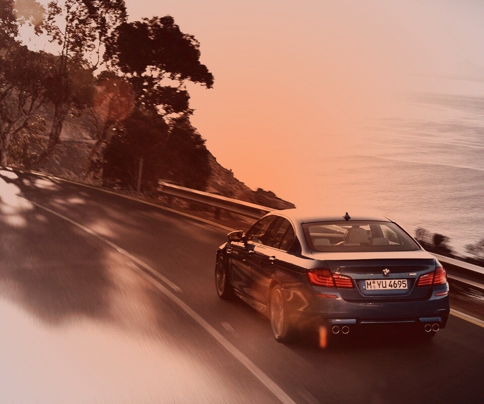 BMW F10 на горной дороге  обои