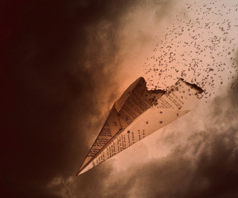 Крушение бумажного самолётика обои