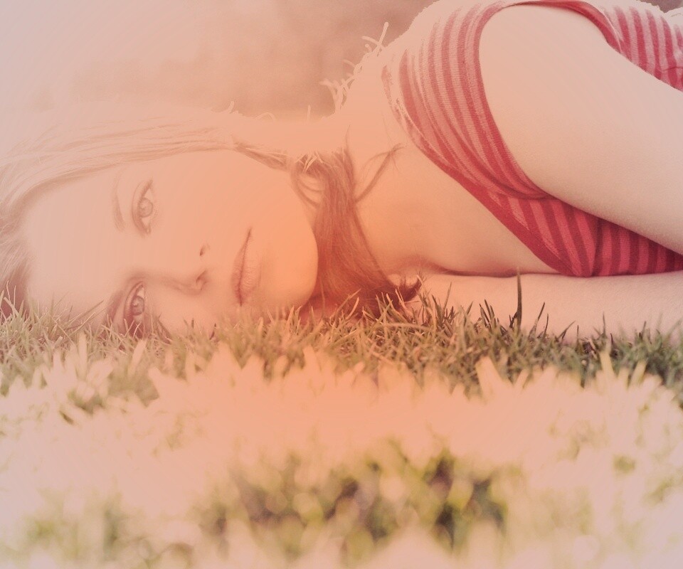 Девушка на траве обои