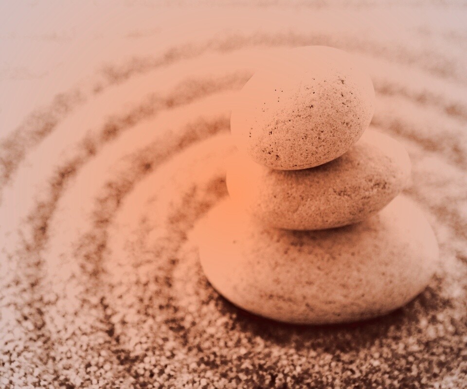 Пирамидка в саду камней обои