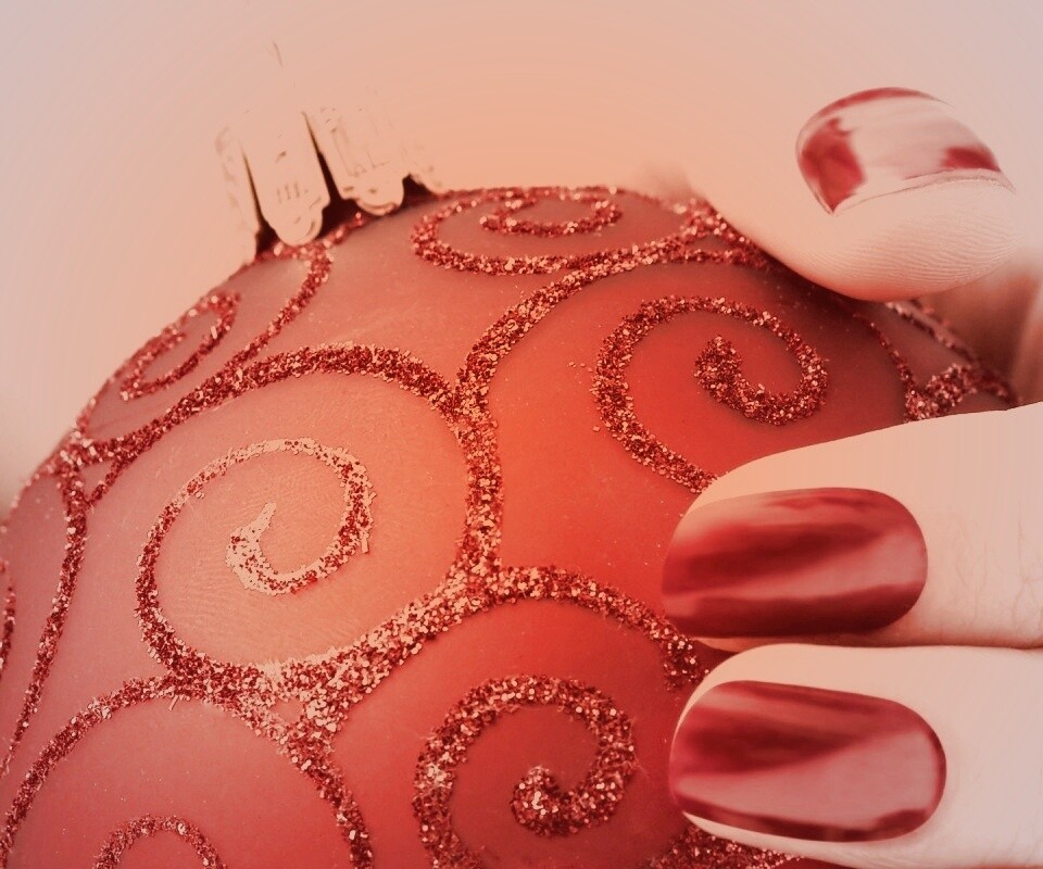 Елочная игрушка в руке обои