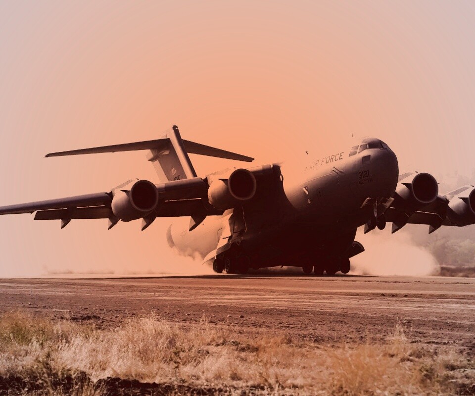 Грузовой самолёт на посадке обои